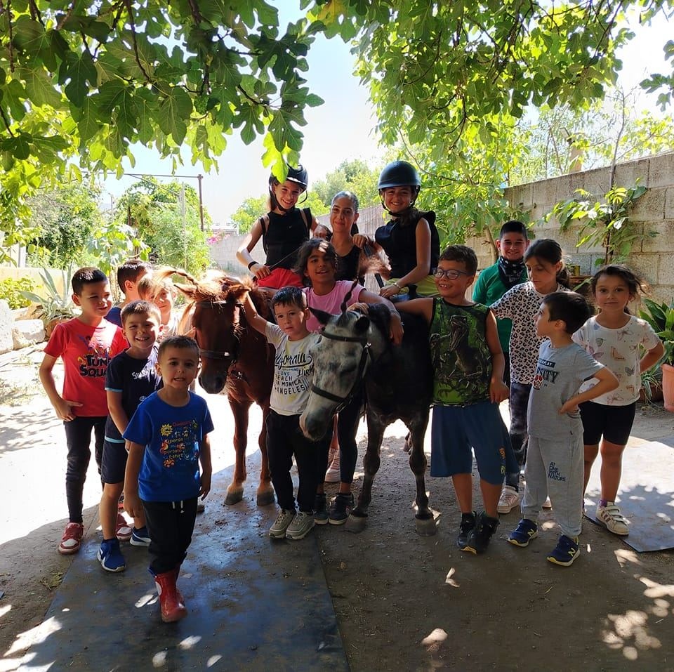 Gruppo di bambini con pony al Pony Club