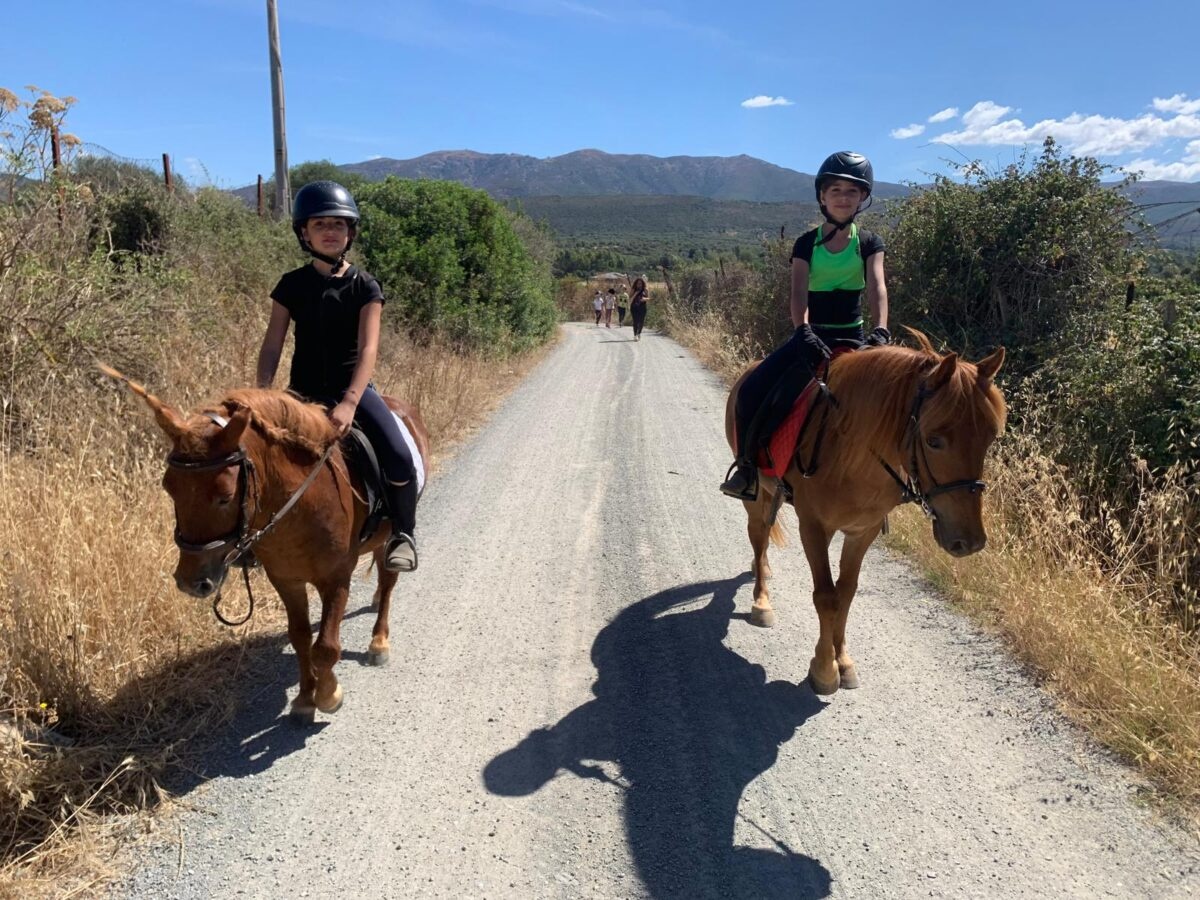 Due bambine a cavallo in passeggiata